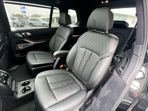 Used 2025 BMW X7 M60i image 23