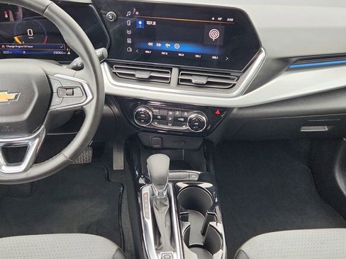 Certified 2025 Chevrolet Trax LT w/ LT Convenience Package FWD image 11