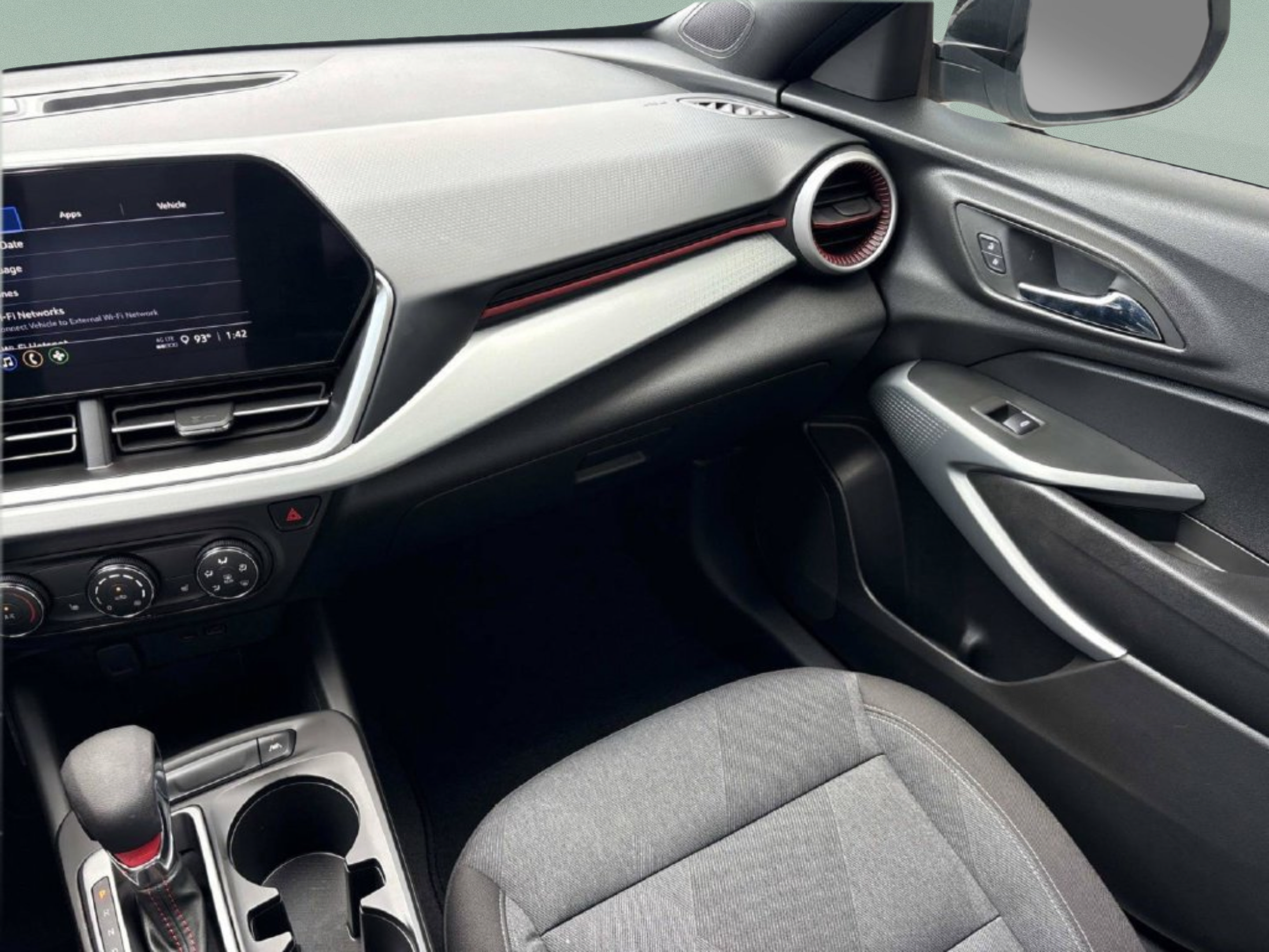 Used 2025 Chevrolet Trax RS FWD image 15