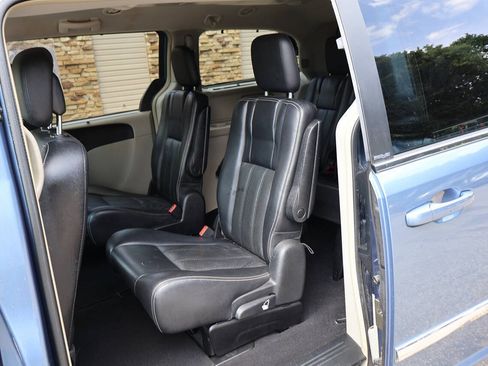 Used 2011 Chrysler Town & Country Touring-L w/ Driver Convenience Group FWD image 18