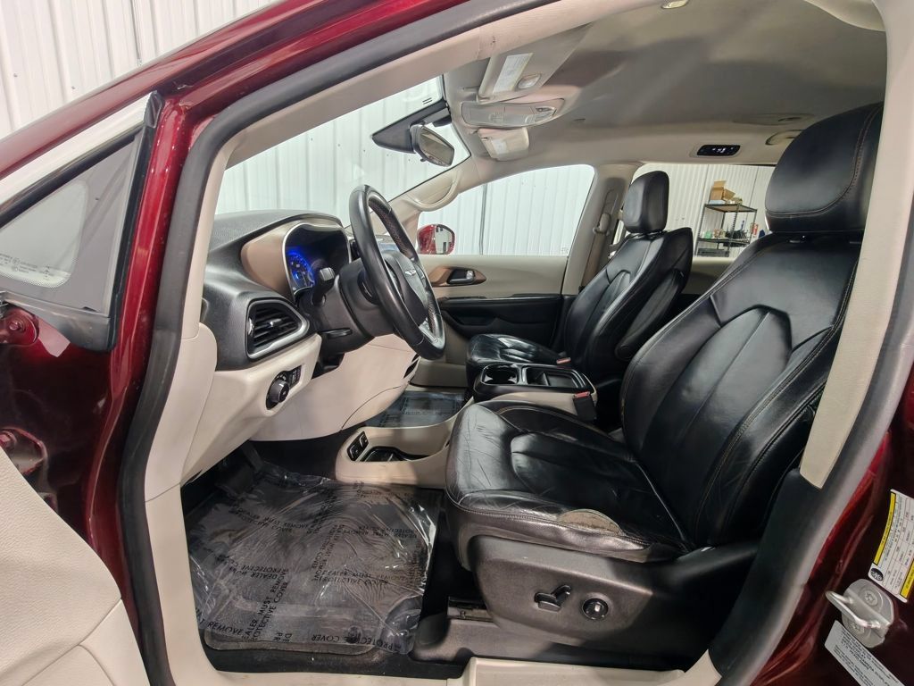 Used 2017 Chrysler Pacifica Touring-L FWD image 26