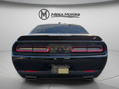Used 2019 Dodge Challenger SXT image 6