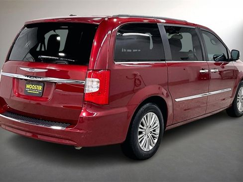 Used 2016 Chrysler Town & Country Touring-L image 5