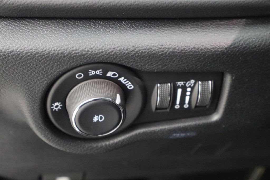 Used 2025 Chrysler Pacifica Select FWD image 23