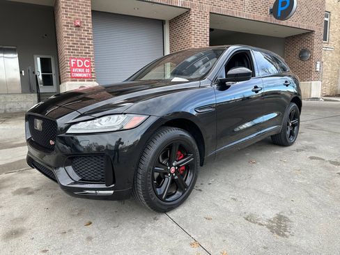 Used 2019 Jaguar F-PACE S image 3