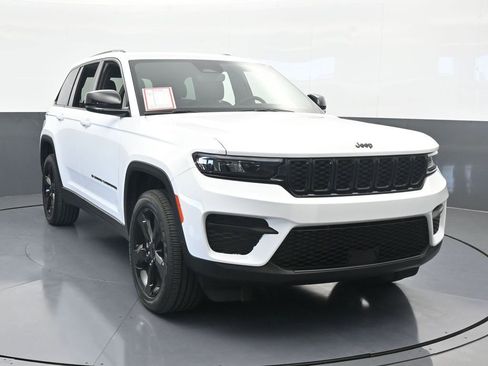 Used 2024 Jeep Grand Cherokee Altitude image 9