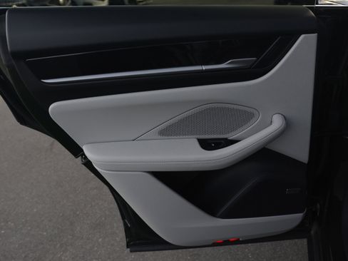 Certified 2025 Porsche Macan 4 Electric image 36