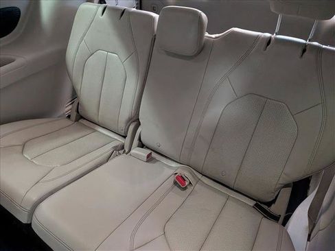 Used 2017 Chrysler Pacifica Touring-L Plus FWD image 25