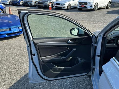Used 2019 Volkswagen Jetta SE w/ Cold Weather Package FWD image 9