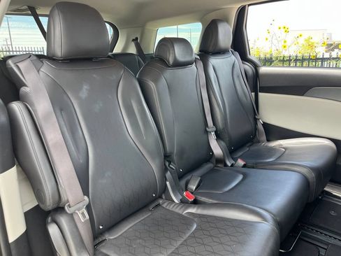 Used 2024 Kia Carnival LX FWD image 26