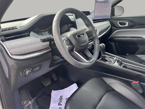 Used 2024 Jeep Compass Latitude image 13