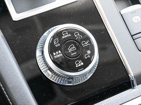 New 2024 Mitsubishi Outlander SE image 34