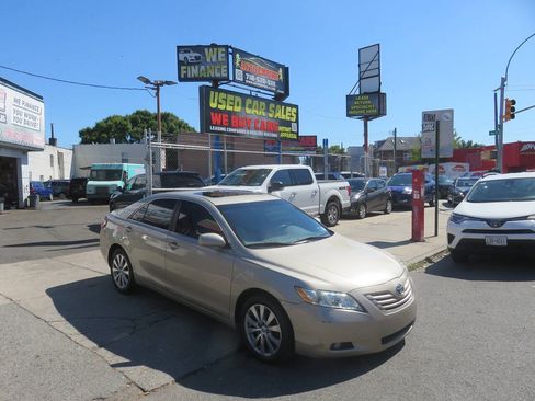 Used 2007 Toyota Camry XLE FWD image 3