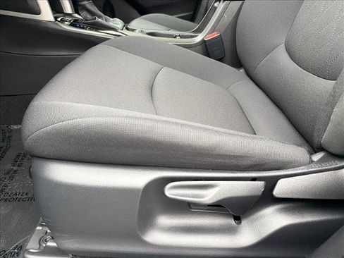 Used 2025 Toyota Corolla Cross LE image 12