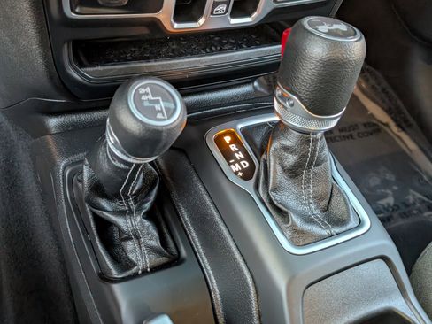 Used 2025 Jeep Wrangler Sport S image 26