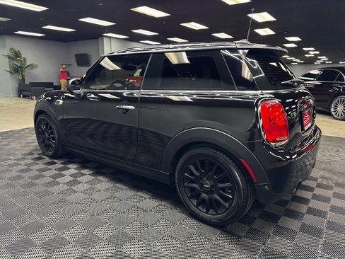Used 2018 MINI Cooper 2-Door Hardtop w/ Signature Line Package image 8