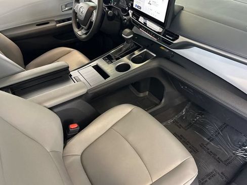 Used 2026 Toyota Sienna XLE FWD image 21