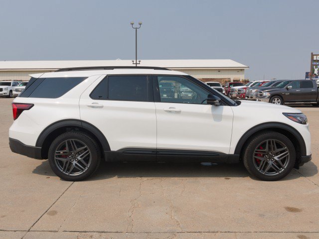Used 2025 Ford Explorer ST AWD/4WD image 5