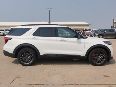 Used 2025 Ford Explorer ST AWD/4WD image 5