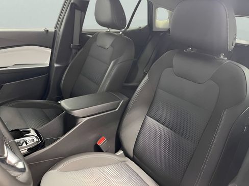 Used 2025 Chevrolet Trax LT w/ LT Convenience Package FWD image 11