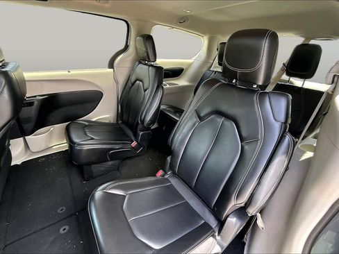 Used 2023 Chrysler Pacifica Touring-L FWD image 21