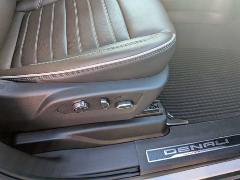 Used 2025 GMC Yukon Denali Ultimate AWD/4WD image 31