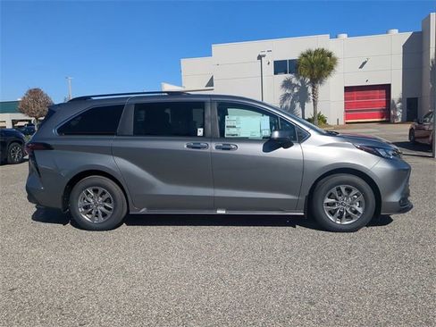 New 2026 Toyota Sienna XLE image 3
