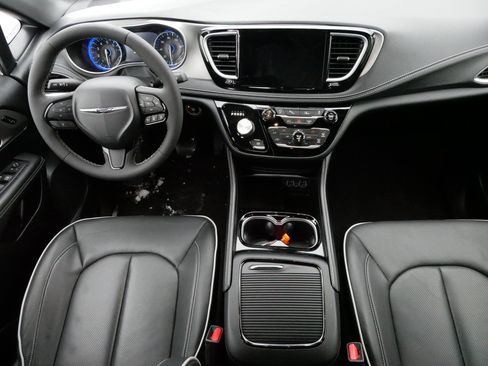 Used 2024 Chrysler Pacifica Limited w/ S Appearance Package image 10