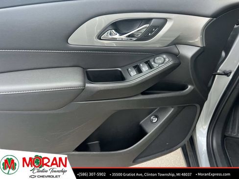 Used 2023 Chevrolet Traverse LT FWD image 16