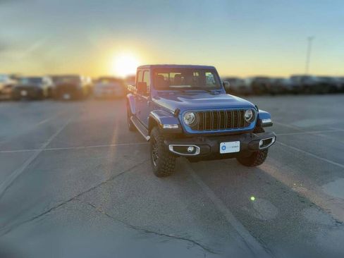 New 2025 Jeep Gladiator Sport image 17