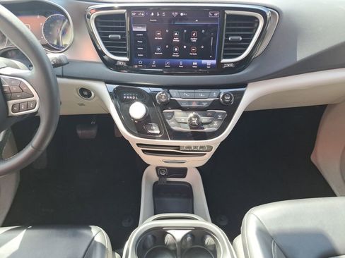 Used 2023 Chrysler Pacifica Touring-L FWD image 11