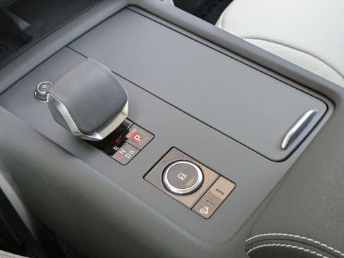 New 2026 Land Rover Discovery Limited Edition image 16