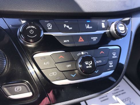 Used 2025 Chrysler Pacifica Select image 18