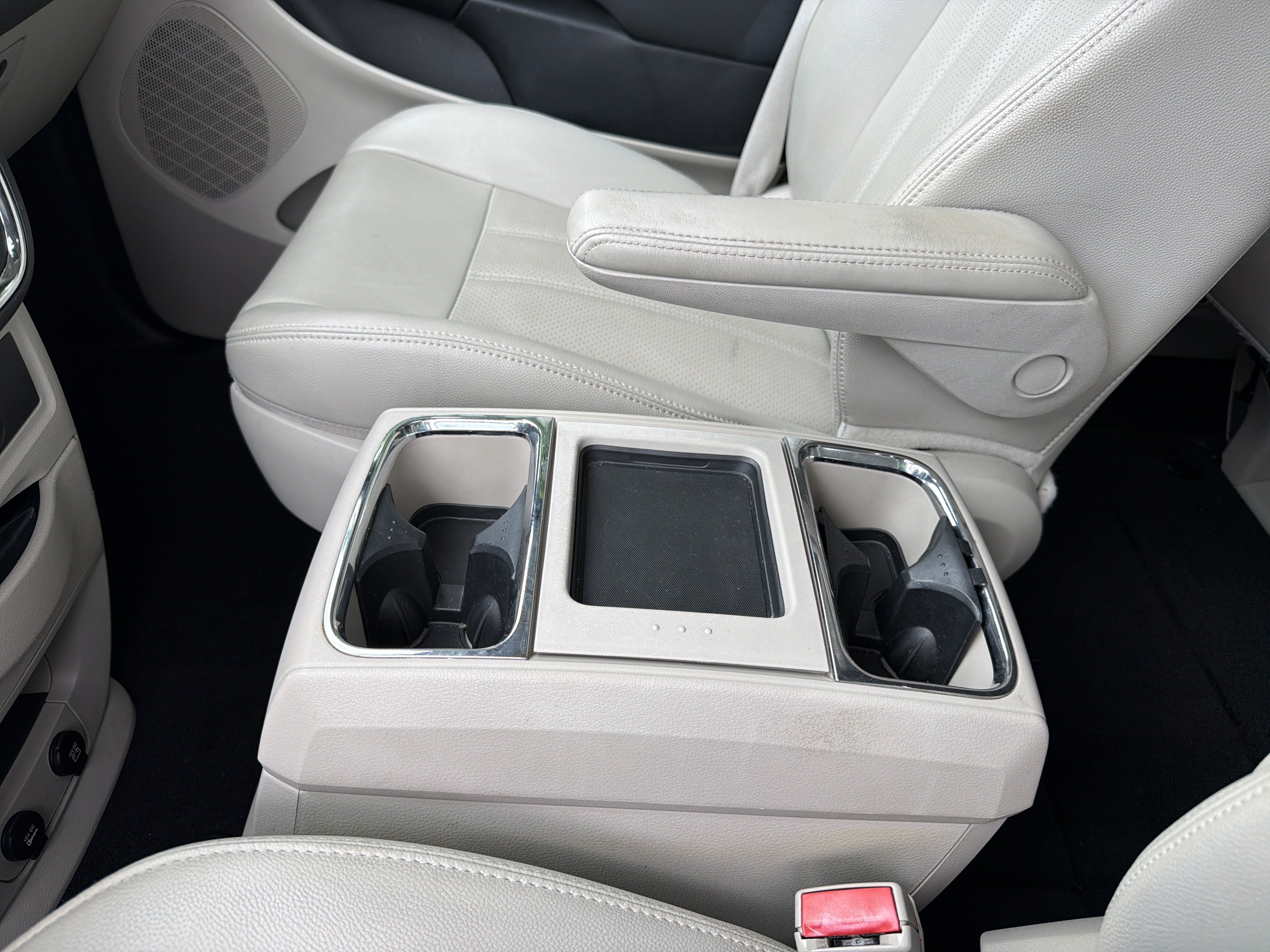 Used 2014 Chrysler Town & Country Touring-L w/ Driver Convenience Group FWD image 18