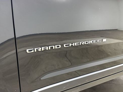 Used 2023 Jeep Grand Cherokee Laredo AWD/4WD image 25