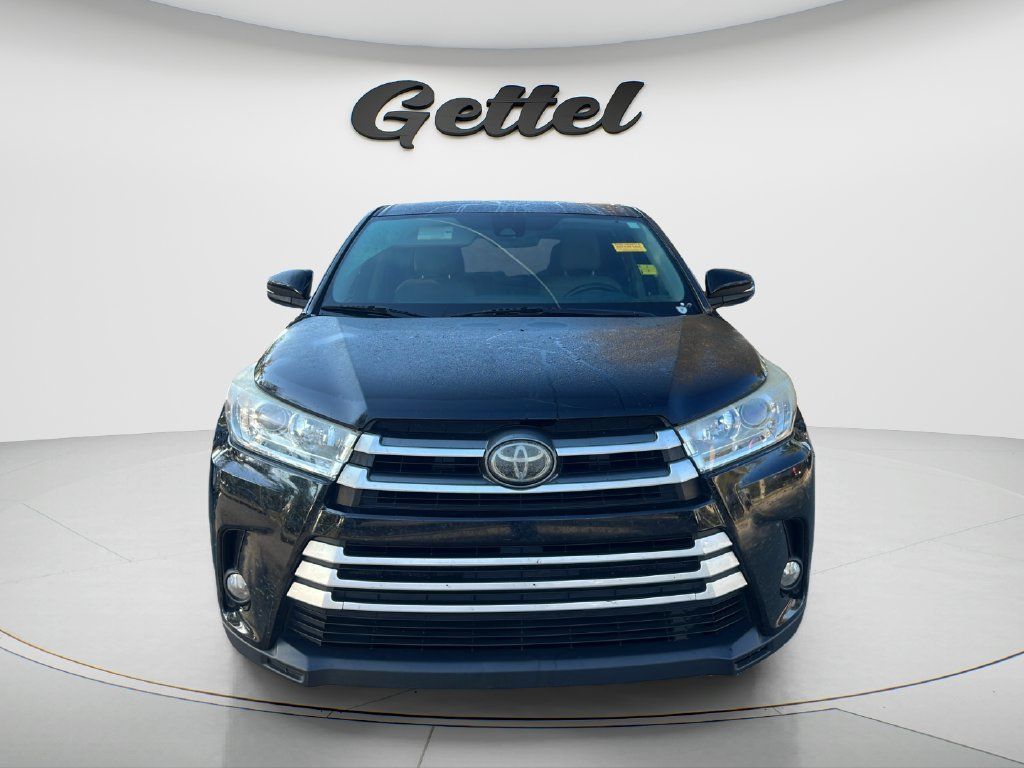 Used 2017 Toyota Highlander Plus FWD image 2