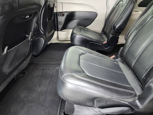 Used 2024 Chrysler Pacifica Touring-L image 9