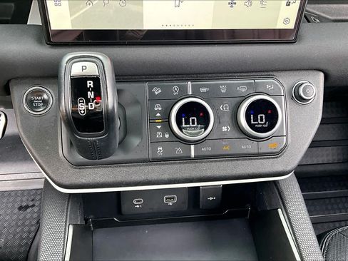 Used 2022 Land Rover Defender 110 X-Dynamic SE AWD/4WD image 32