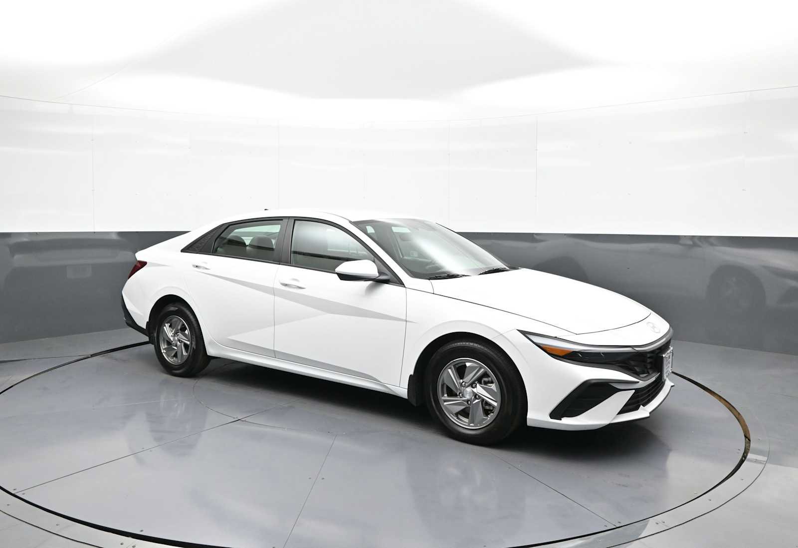 Used 2025 Hyundai Elantra SE FWD image 4