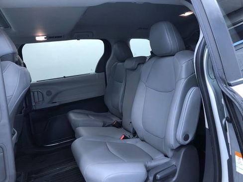 Used 2021 Toyota Sienna XLE image 20