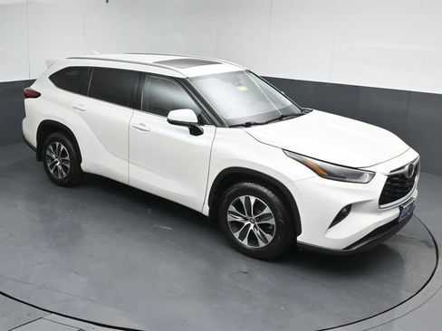 Used 2021 Toyota Highlander XLE AWD/4WD image 45