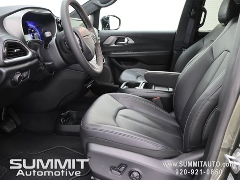 New 2027 Chrysler Pacifica Select AWD/4WD image 8