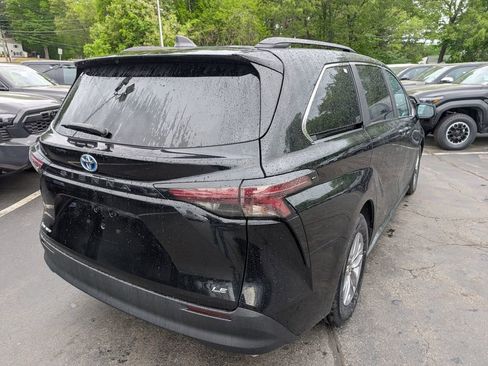 Used 2025 Toyota Sienna LE AWD/4WD image 7