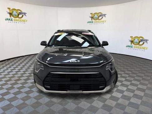 Used 2024 Kia Niro SX Touring image 3