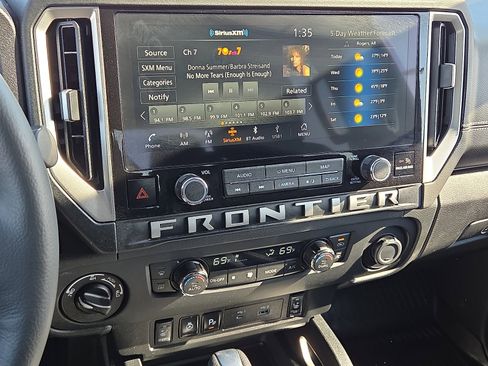 Used 2025 Nissan Frontier SL image 16