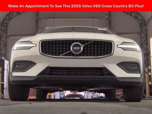 Used 2025 Volvo V60 B5 Cross Country Plus image 2