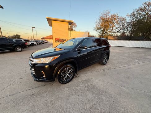 Used 2018 Toyota Highlander Plus image 1