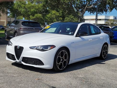 Used 2024 Alfa Romeo Giulia Veloce RWD image 2