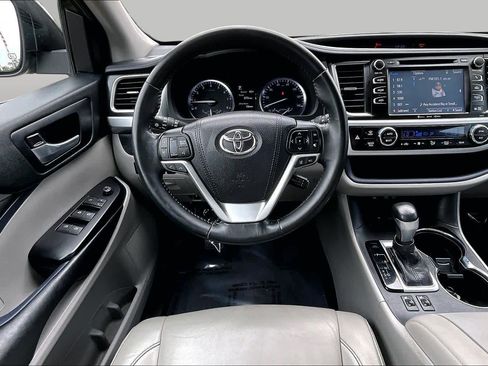 Used 2018 Toyota Highlander XLE AWD/4WD image 5