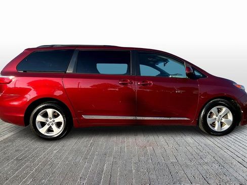 Used 2017 Toyota Sienna LE image 8